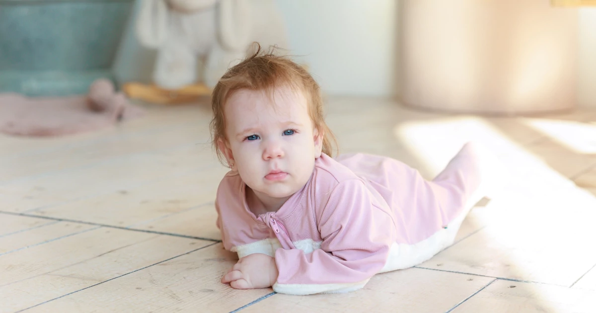 Hogyan védd meg kúszó babád a hidegtől és a sérülésektől? 5 tipp, amit minden szülőnek tudnia kell