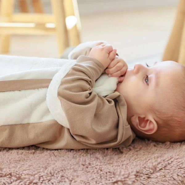 Kúszó baba rugdalózó